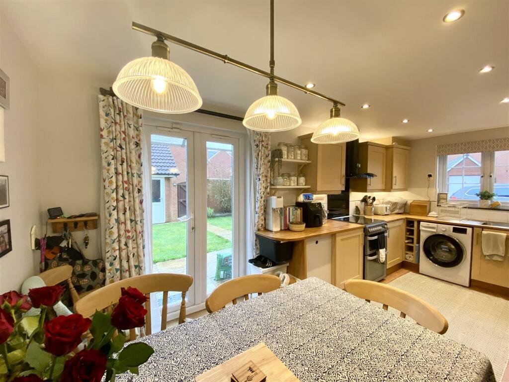 KITCHEN/DINING ROOM
