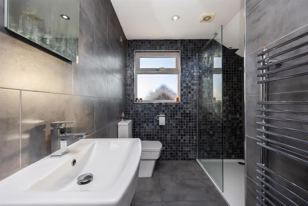 En-suite Shower Room/WC