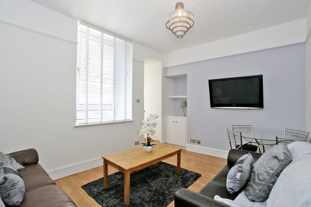 10 LAMOND - LIVING ROOM .
