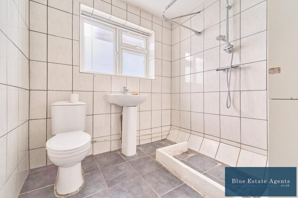 Family Shower Suite/Wet Room