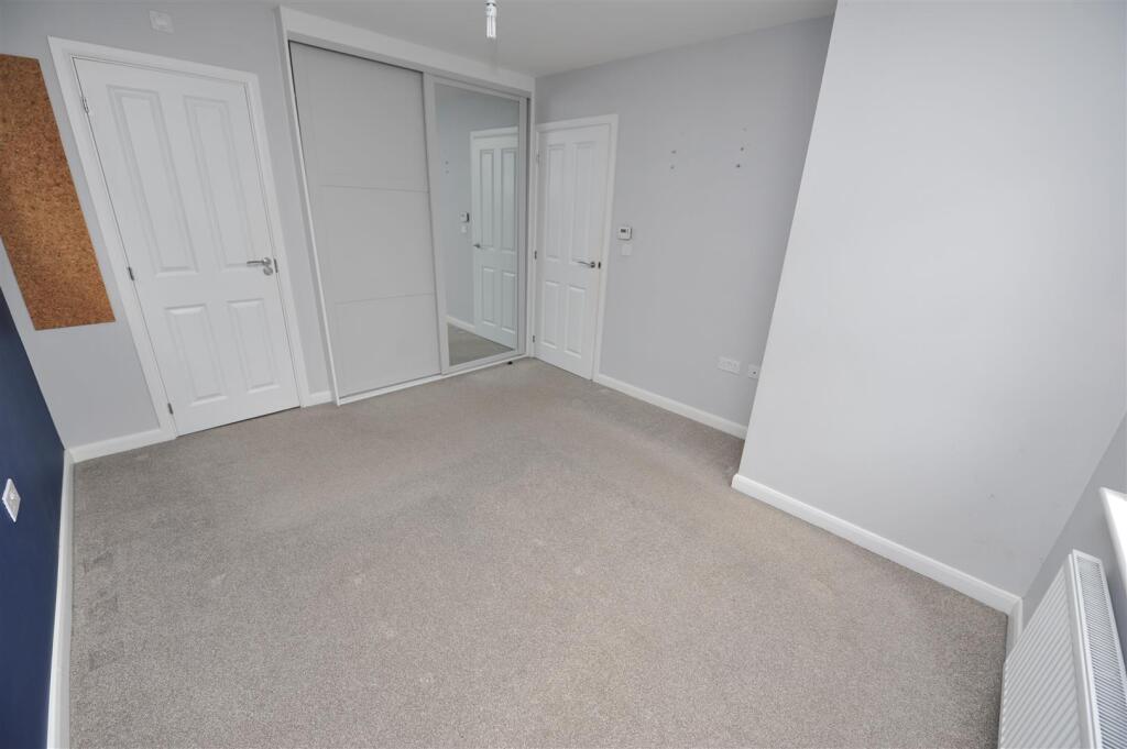 Master Bedroom [2].JPG