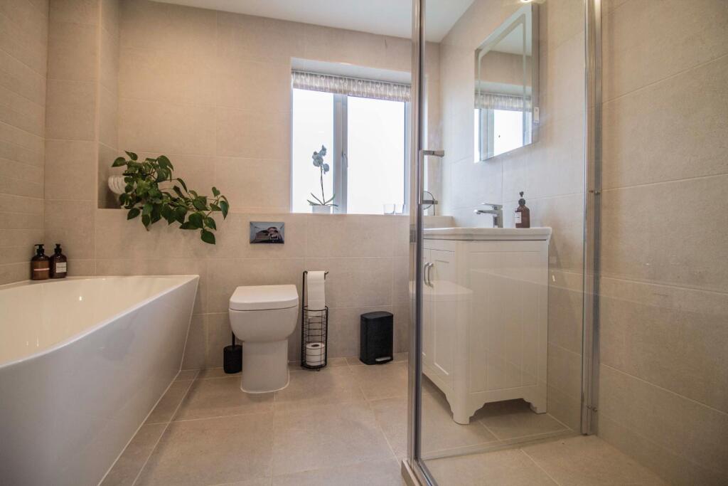 Apartment 7, Saddler Court [Bathroom] 01.jpg