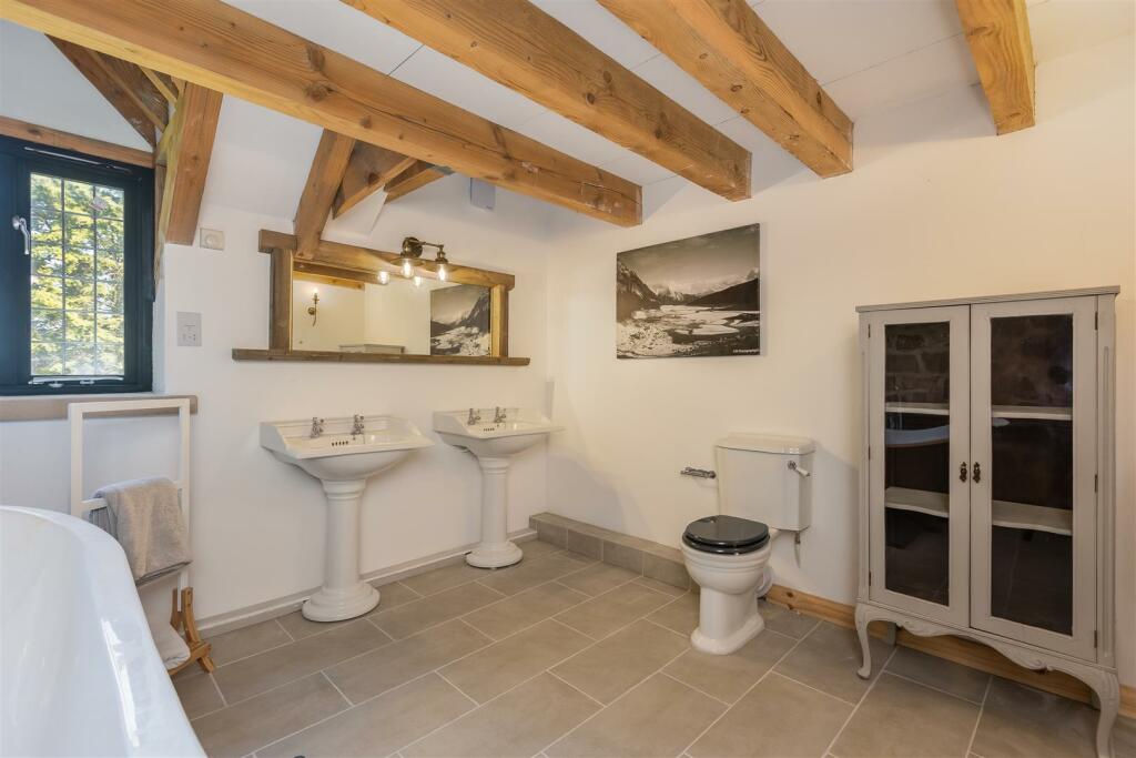 Overfield Lodge Bathroom-2.jpg