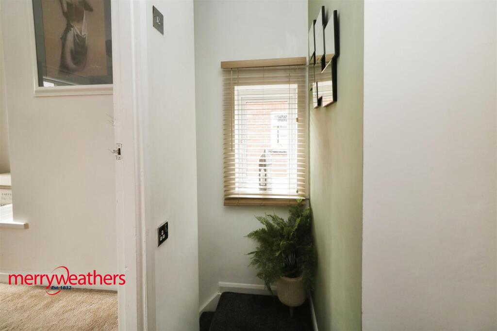 FIRST FLOOR LANDING