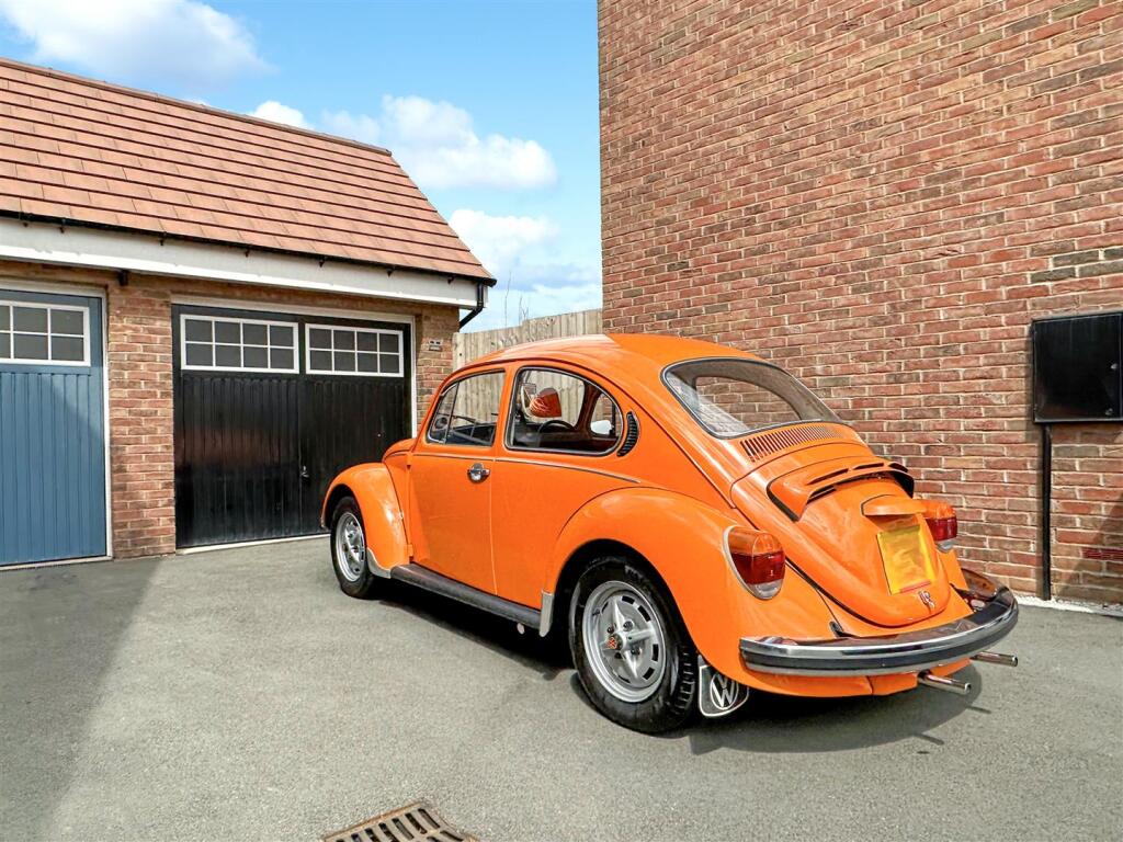 Garage &amp; Driveway 695
