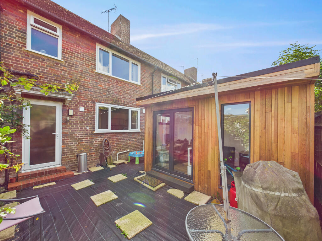 CAM01354G0-PR0597-STILL017