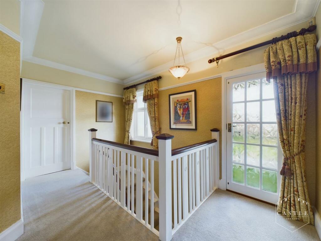 FIRST FLOOR LANDING