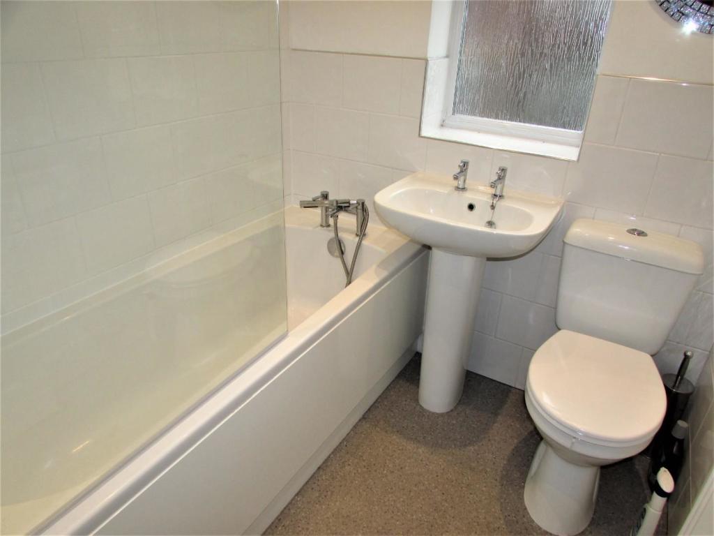 ElmSt23bath.JPG