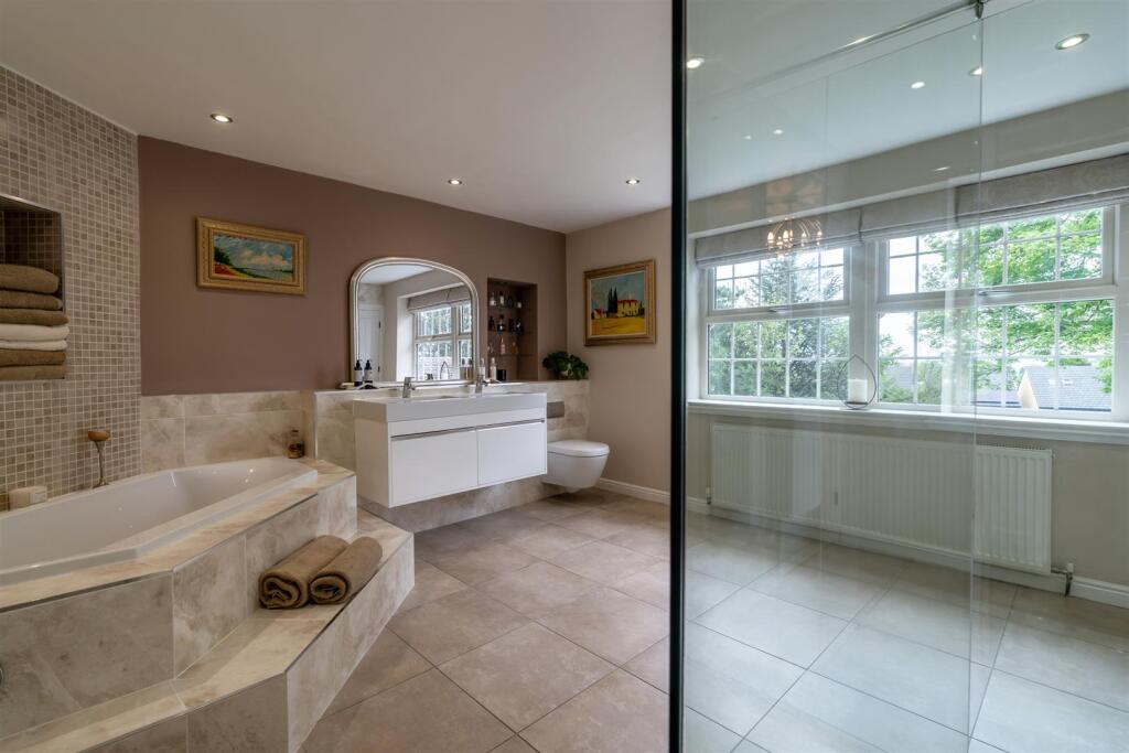 Master En-Suite Bathroom