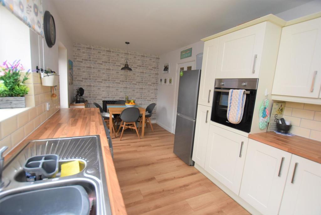 KITCHEN1.JPG