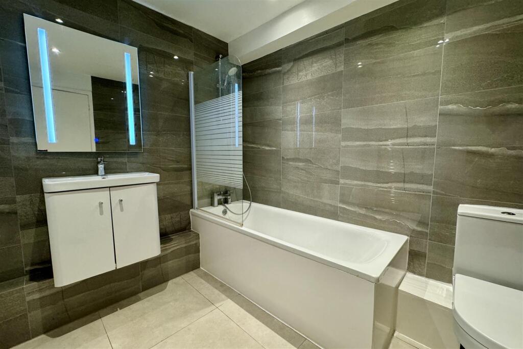 39 Royal Well Lane - Bathroom