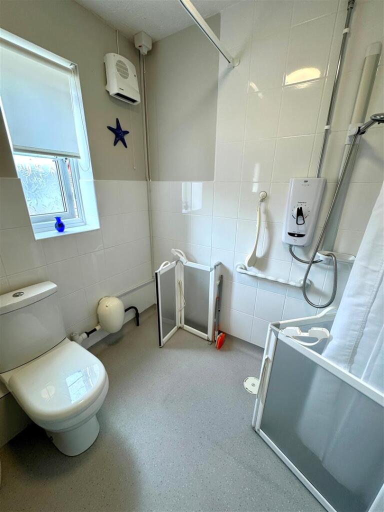 bathroom 2.jpg