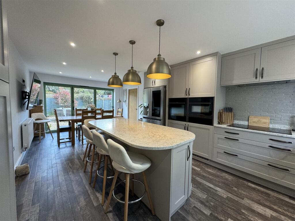 FAMILY KITCHEN/DINING ROOM