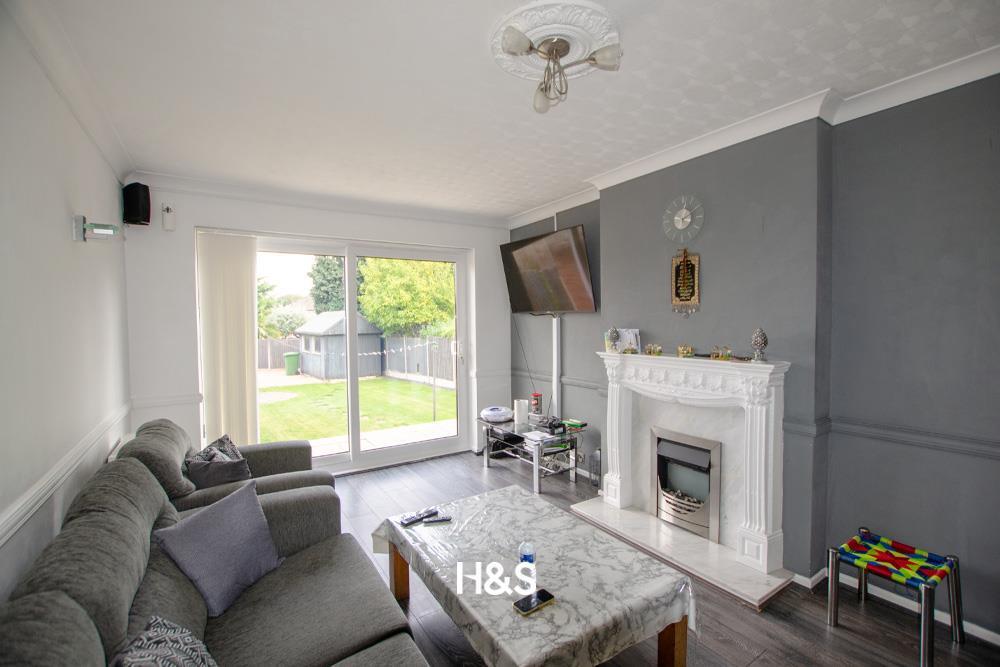 8 Leam Crescent - lounge.jpg