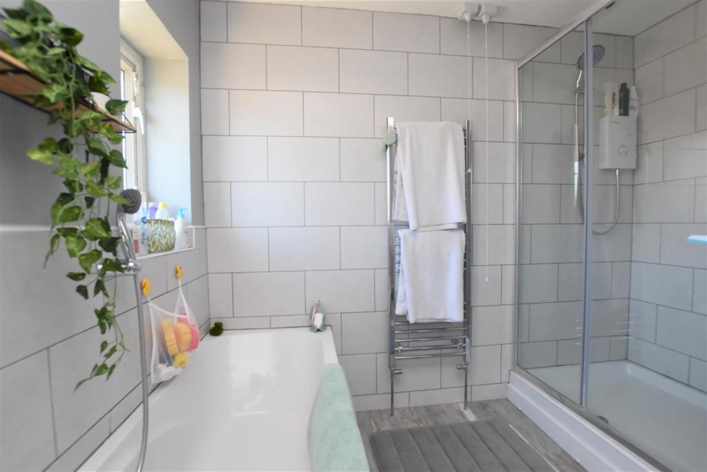 Bathroom showing Shower Cubicle.jpg