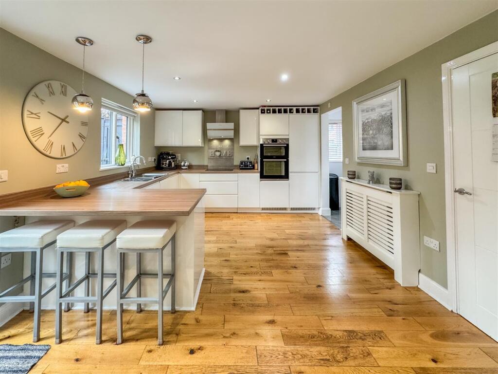 BREAKFASTING KITCHEN