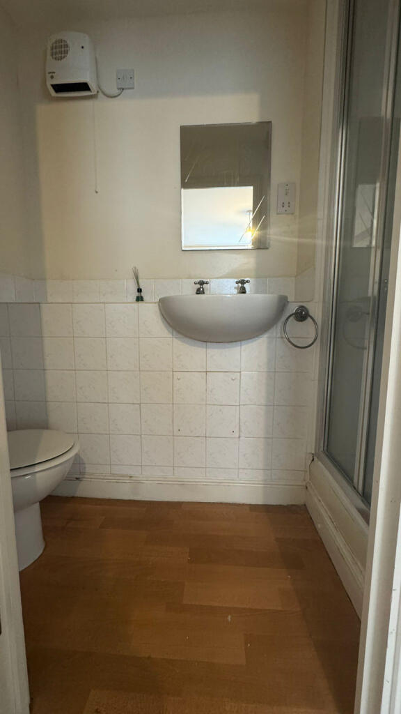Very spacious 2-bedroom flat available in Enfield