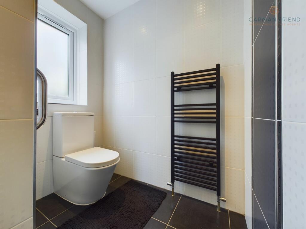 En Suite to Bedroom 1