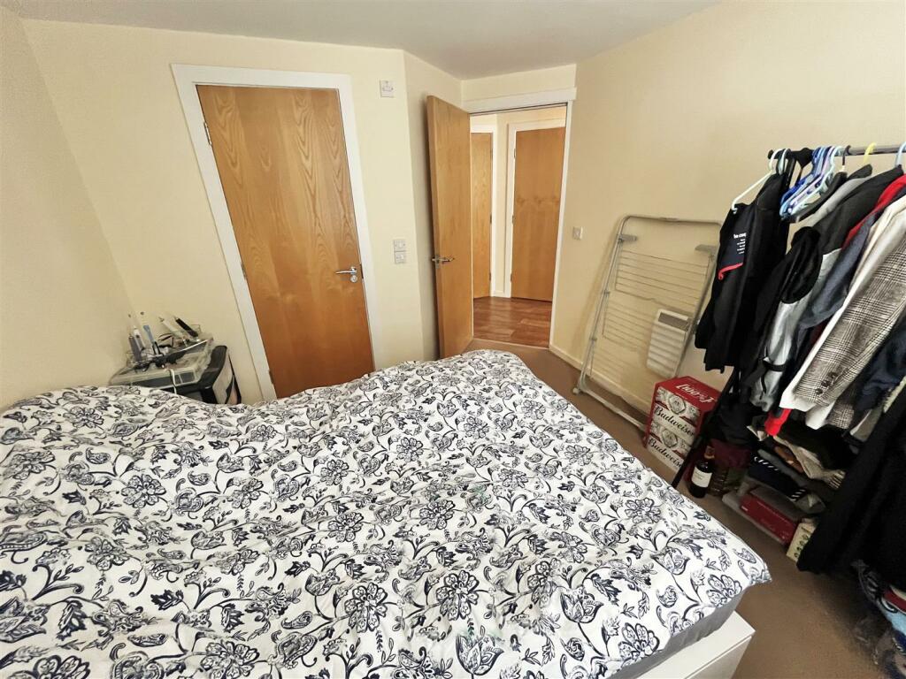 Bedroom 1 Aspect 2.jpg
