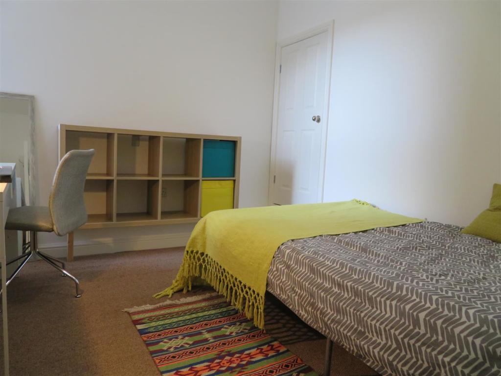 7 Montgomer Bed3.JPG