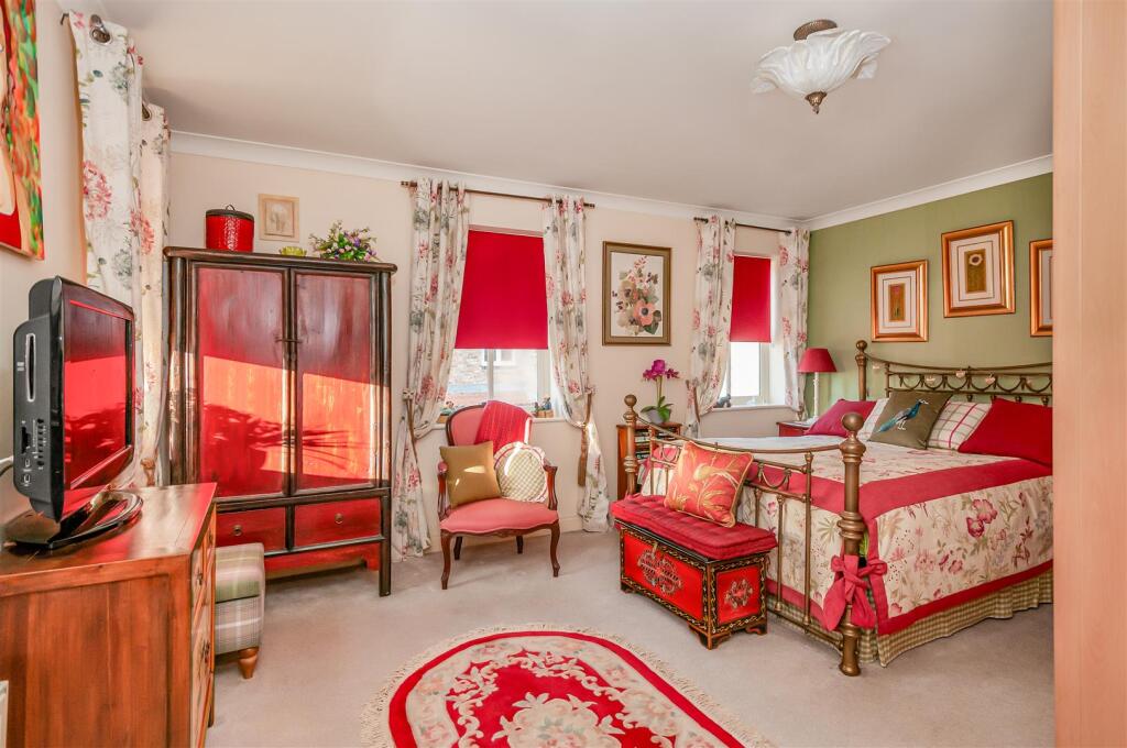 BEDROOM 2