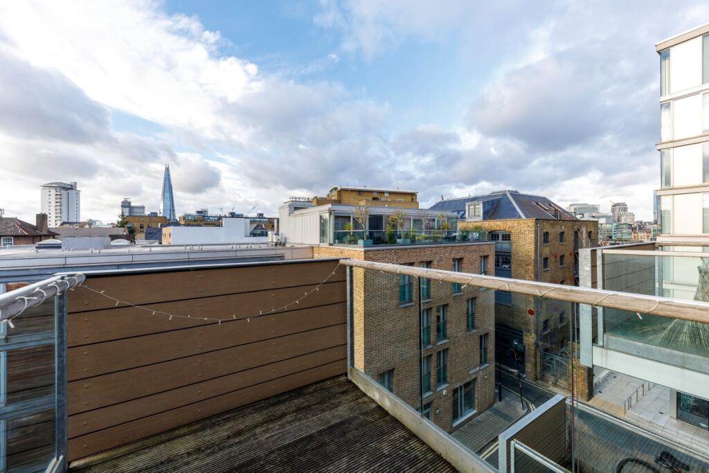 Axis Court F25 (1...