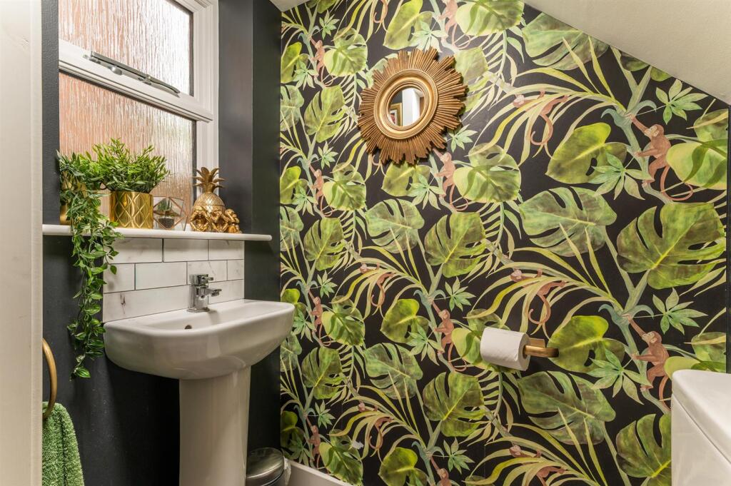 GUEST CLOAKROOM