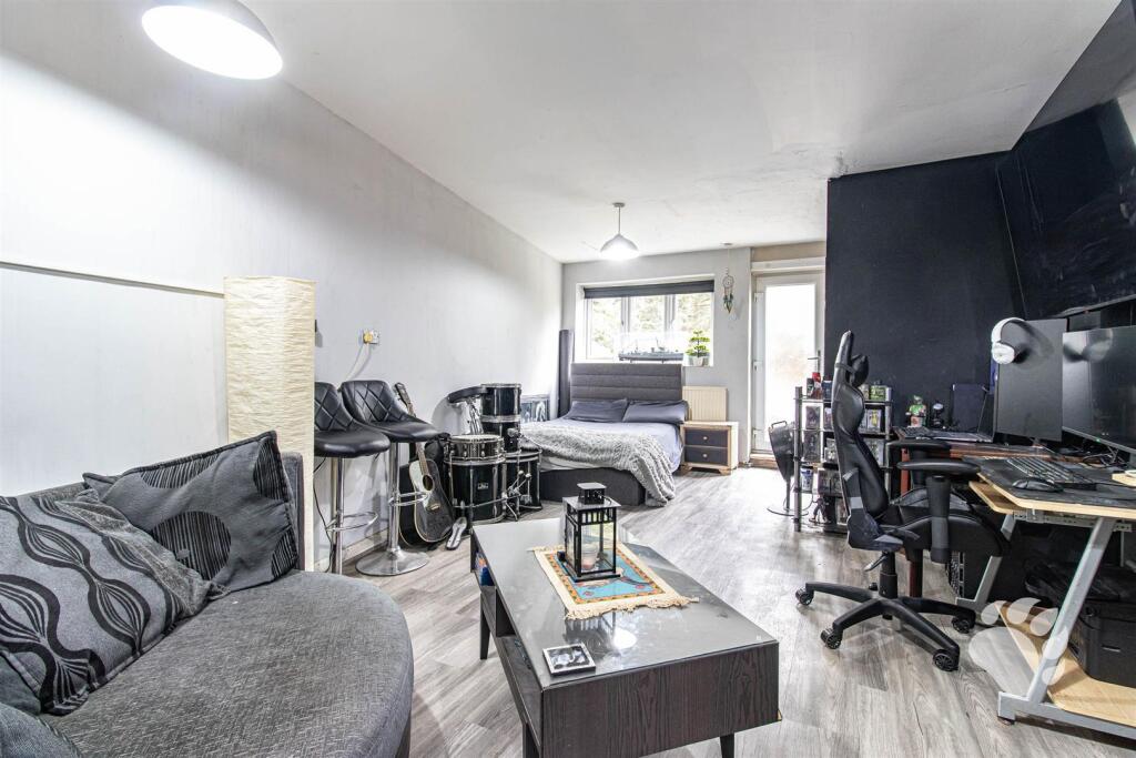 Sitting Room / Bedroom 4