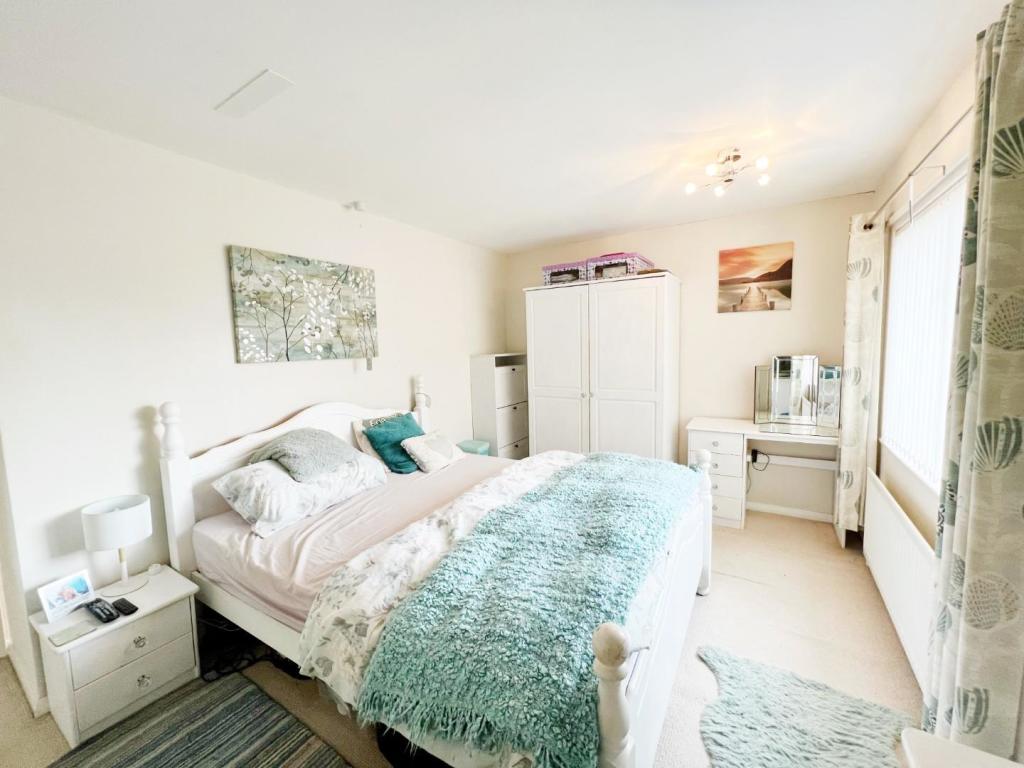 Bedroom 1 pic 2.jpg