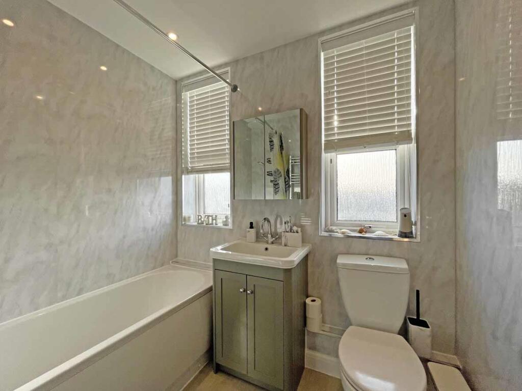 Fort Austin Avenue 28 Bathroom.jpg