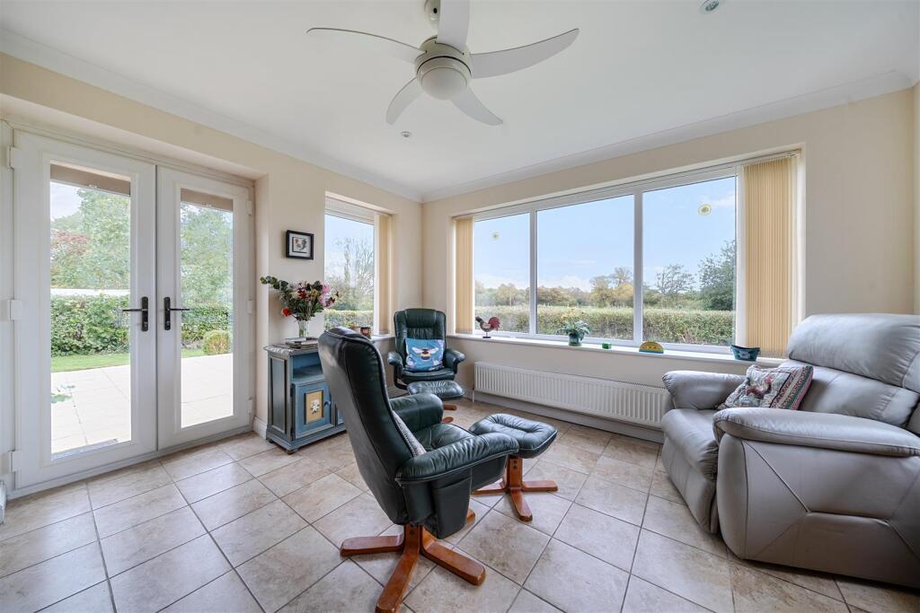 Sitting Area / Breakfast