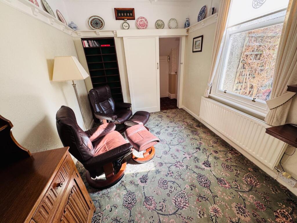 SITTING/BREAKFAST ROOM