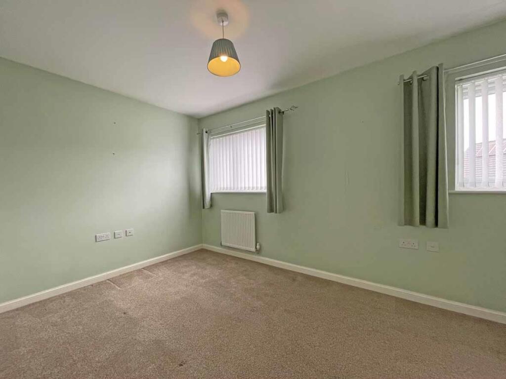 Yellowmead Road 40 Bed 2.jpg