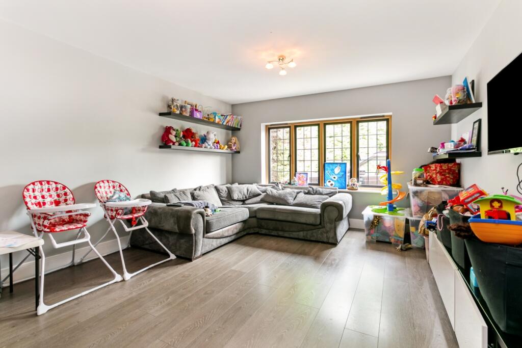 16 Woodhill Avenu...