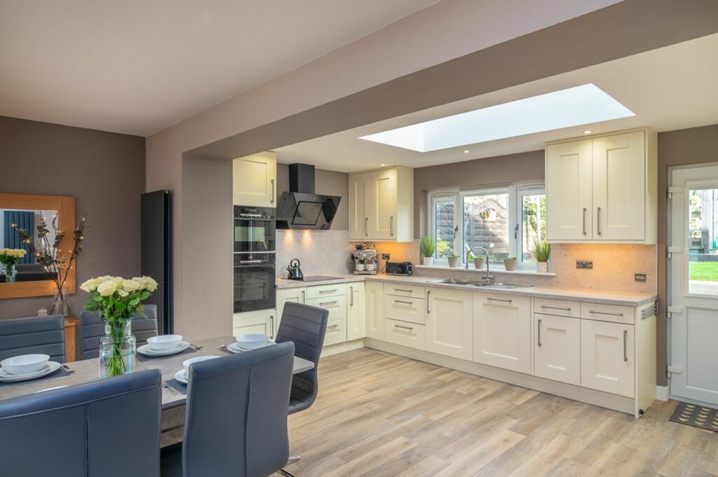 Open plan dining room/kitchen