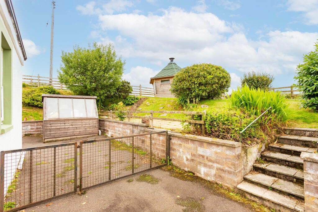 Rear Garden &amp; Shepherd's Hut