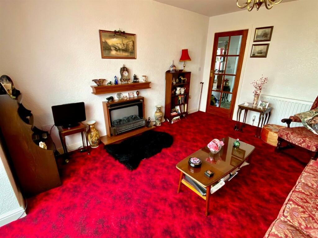 water royd avenue 28 bed with sun room 2.jpg