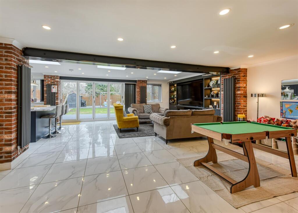 21 Walnut Drive-living1.jpg