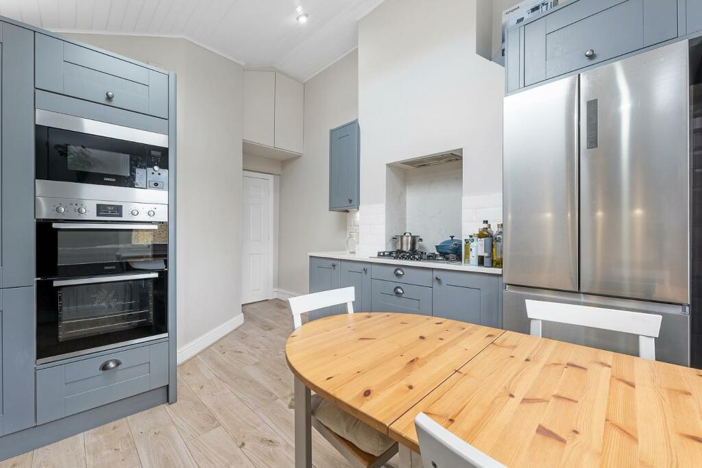Kitchen (2).JPG