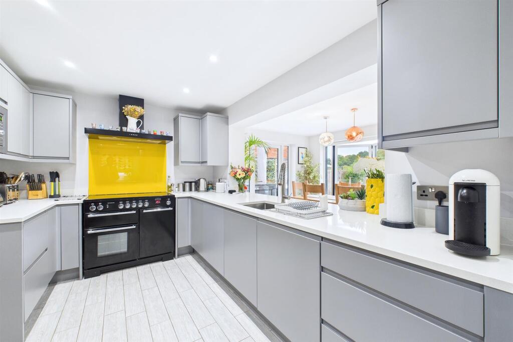 Kitchen 2.jpg