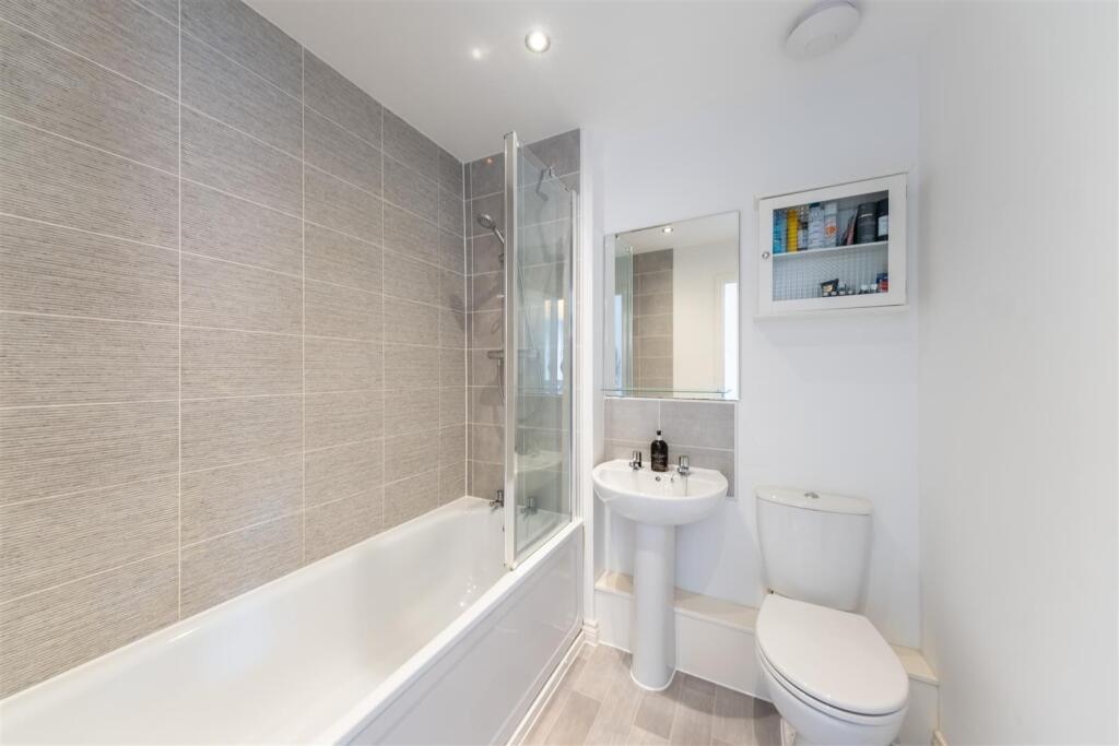 8 St James Court-018.jpg