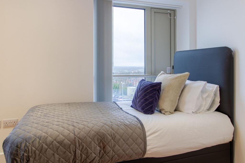 Bright and tidy single bedroom featuring a comf...