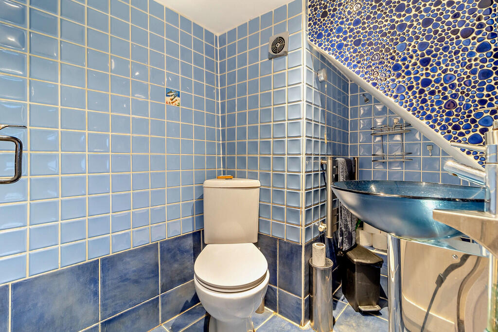 8580310-interior0...