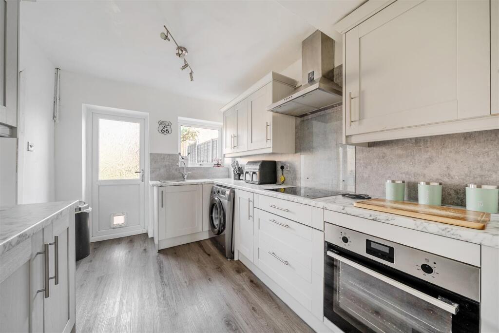 14 Queens Way, Hurley