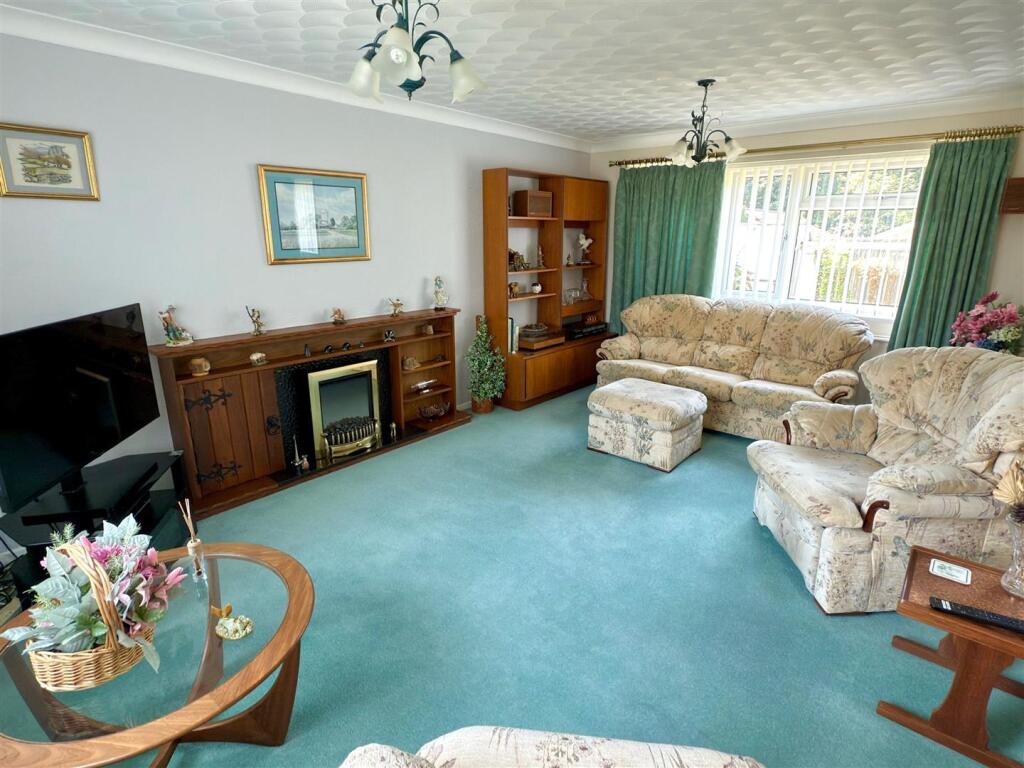LOUNGE AREA.jpg