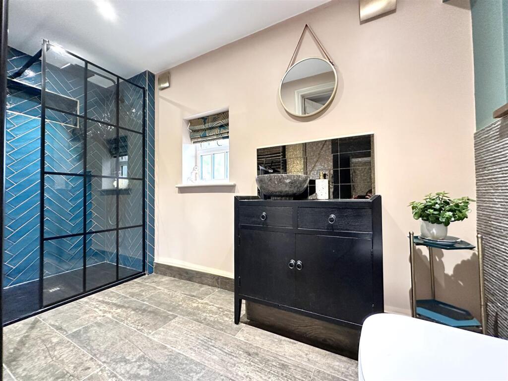 Stylish GF Shower Room 839