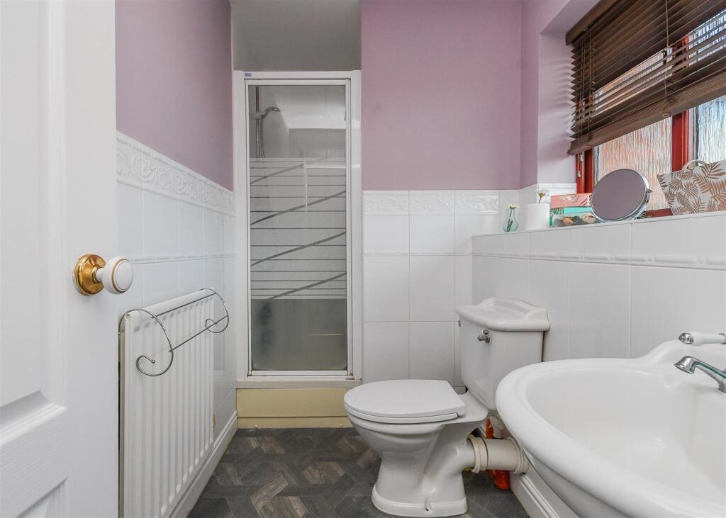 25 Old Farm Drive - En-Suite Shower Room (2).jpg