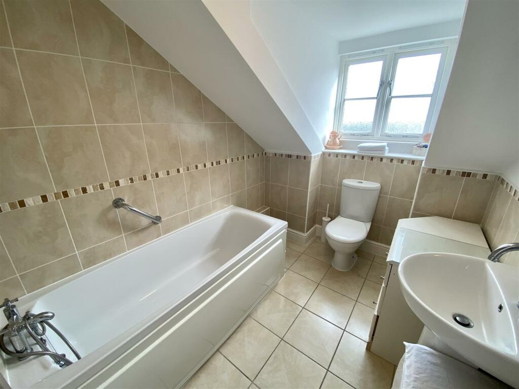 EN-SUITE BATHROOM
