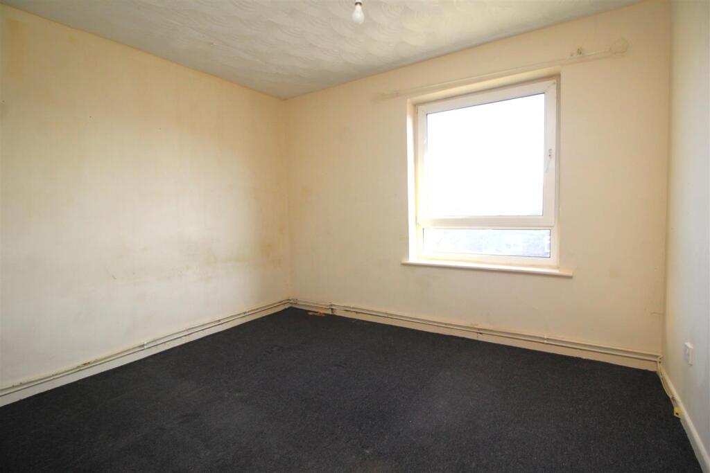 bedroom 1 .JPG