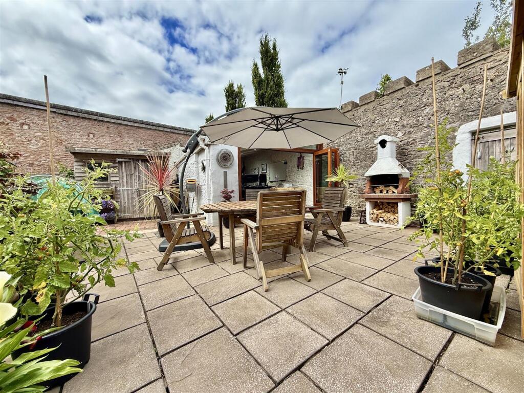 Garden Dining Area.jpeg